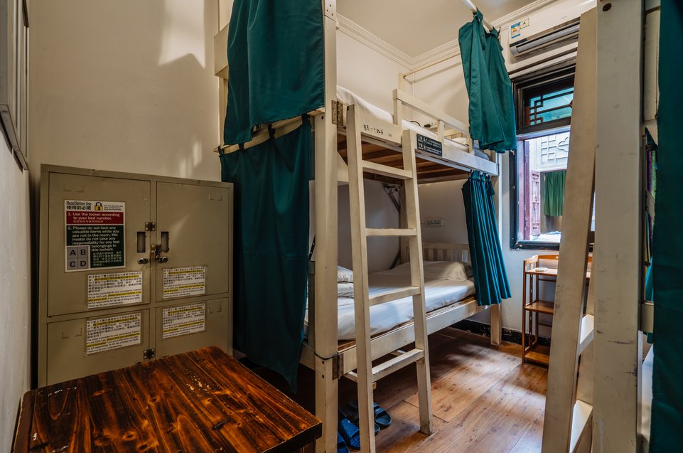 Кровать в общем номере Chengdu Mix Hostel Courtyard Poshpacker