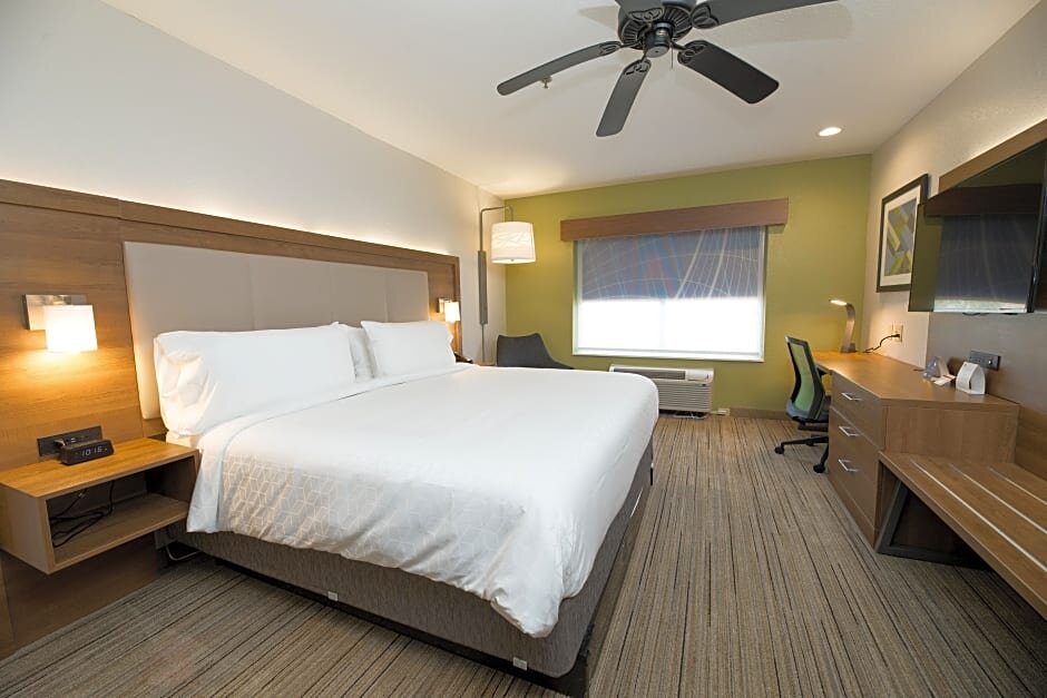 Suite Standard Holiday Inn Express Hotel & Suites Clinton, an IHG Hotel