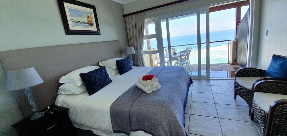 2 Bedrooms Standard Family room with ocean view Brenton On The Rocks