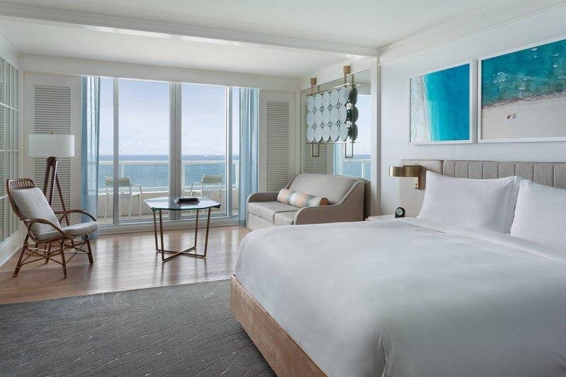 Cama en dormitorio compartido con vista al mar The Ritz-Carlton, Fort Lauderdale