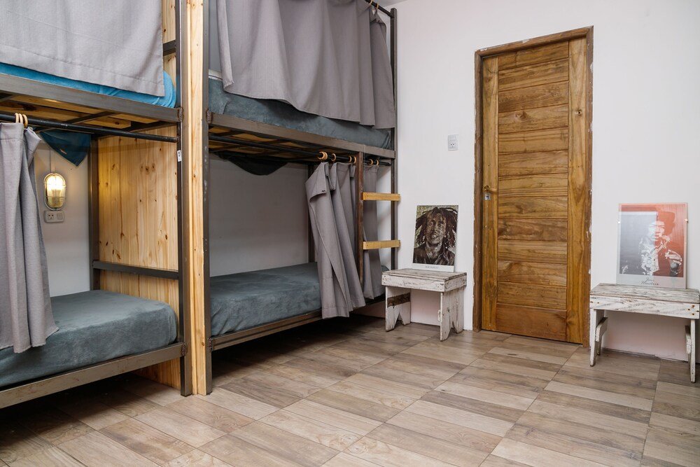 Кровать в общем номере цокольный этаж Pura vida Mae Hostel