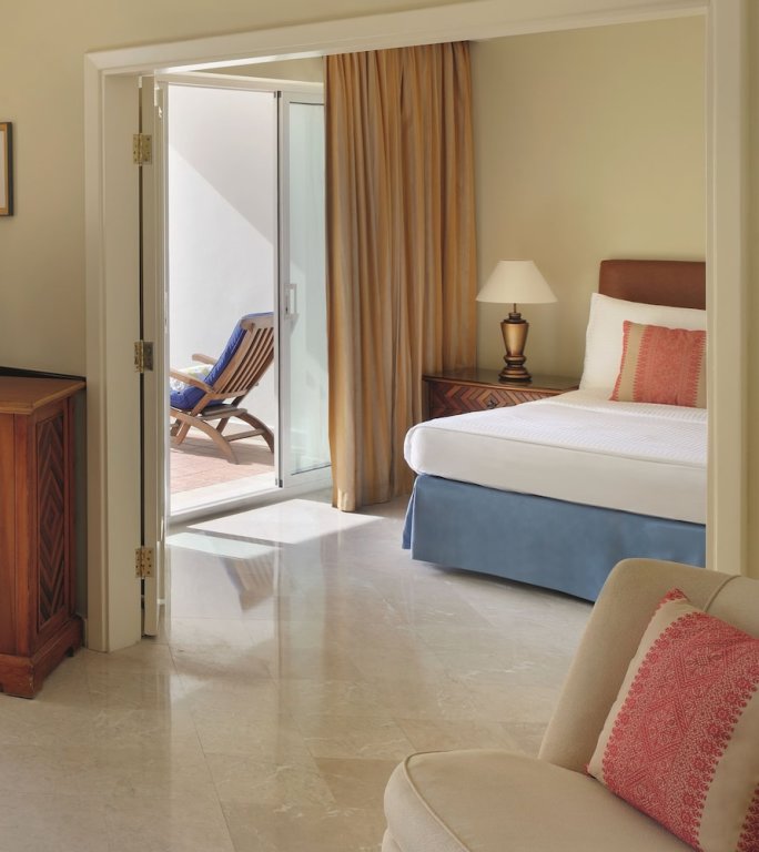 Номер Standard с 3 комнатами с балконом и с видом на море Mövenpick Resort & Residences Aqaba