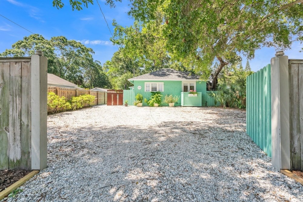 Hütte Sarasota, Fl Bungalow Bright & Breezy Coastal Vibes - 10 Mins To White Sand Beaches 2 Bedroom Home by Redawning