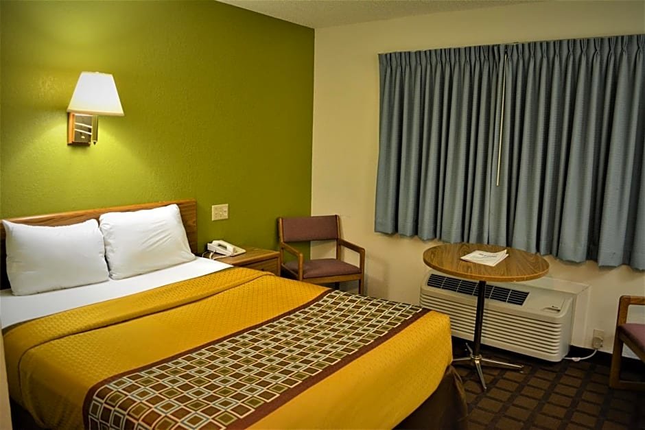 Standard room Bloomer Inn & Suites