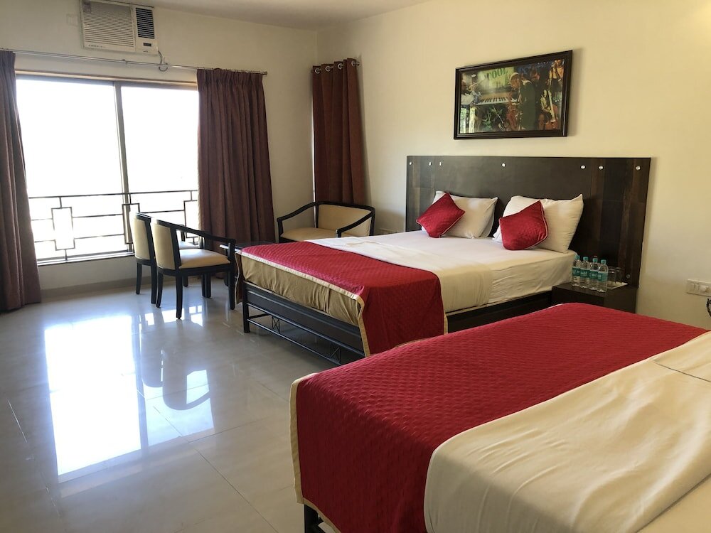 Deluxe Quadruple room with city view Resort Silver Hills