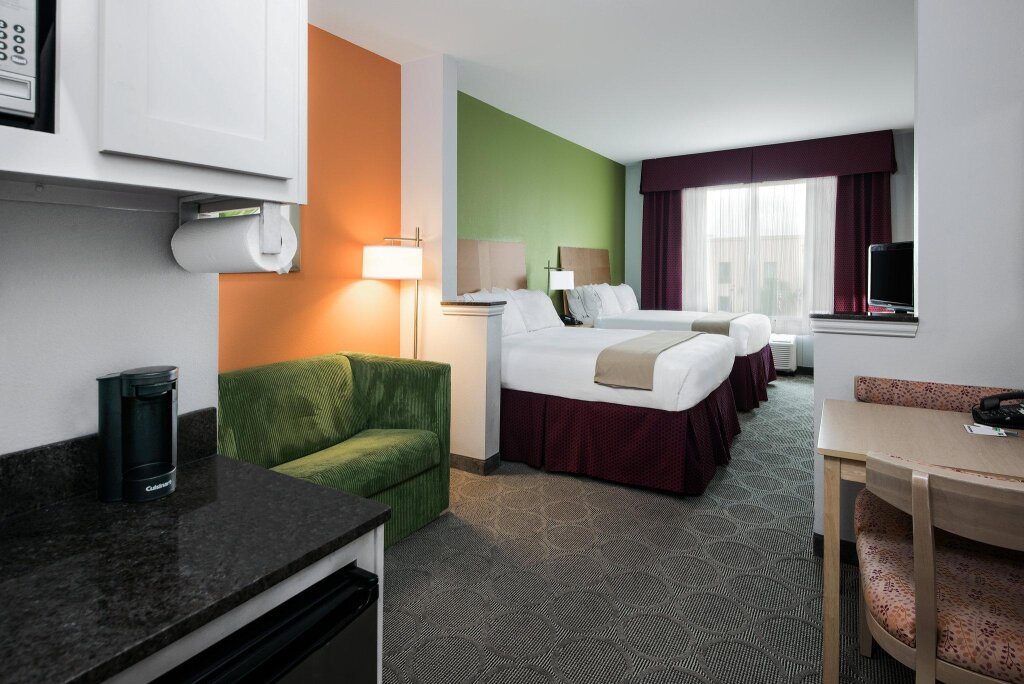 Четырёхместный люкс Holiday Inn Express Hotel & Suites Clute-Lake Jackson, an IHG Hotel