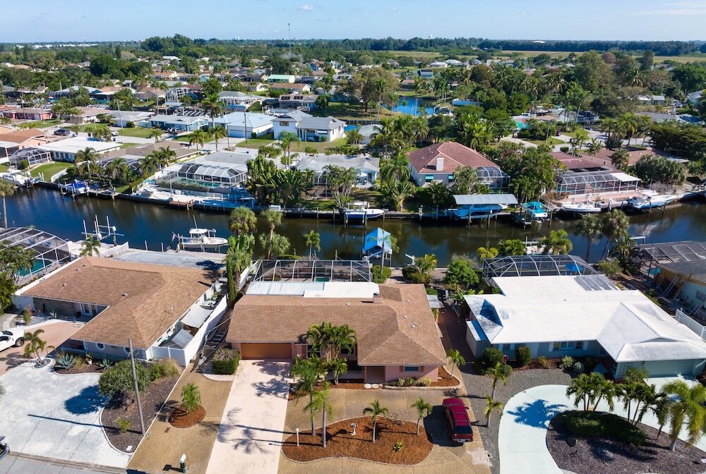 Hütte Private Pool Home Located Off Sarasota Bay Boat Dock Access 2 Bedroom Home by RedAwning