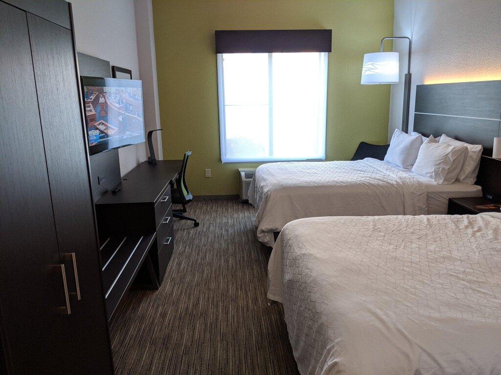Четырёхместный номер Standard Holiday Inn Express & Suites Charlotte-Concord-I-85, an IHG Hotel