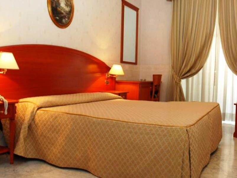 Кровать в общем номере Hotel Orazia
