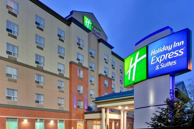 Кровать в общем номере Holiday Inn Express Hotel & Suites-Edmonton South, an IHG Hotel