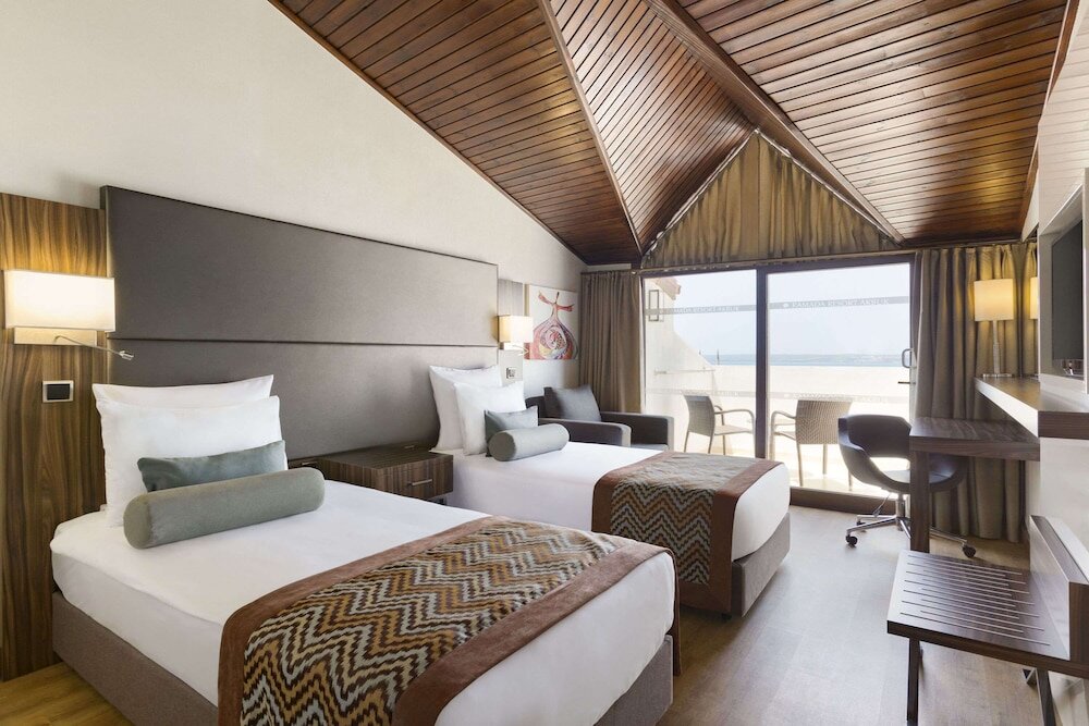Habitación Estándar con balcón y con vista al mar Ramada Resort by Wyndham Akbuk