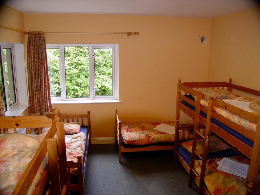 Кровать в общем номере (женский номер) Glendalough International Youth Hostel
