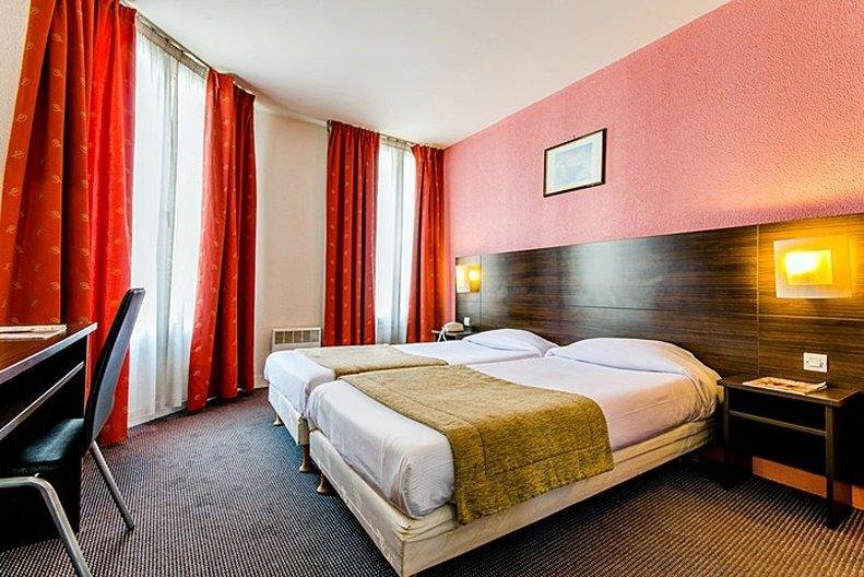 Кровать в общем номере Hotel Arc Paris Porte d'Orléans