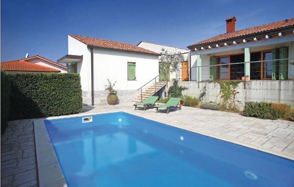 Spacious Villa with a Swimming Pool 伊佐拉