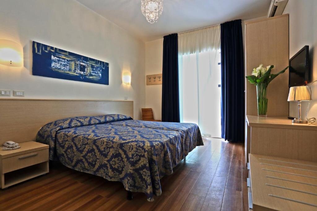 Standard Triple room with balcony Hotel Castiglione