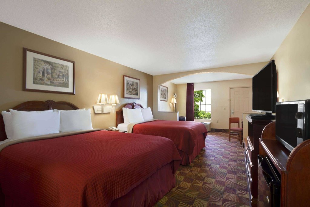 Четырёхместный номер Standard Days Inn & Suites by Wyndham Tuscaloosa - Univ. of Alabama