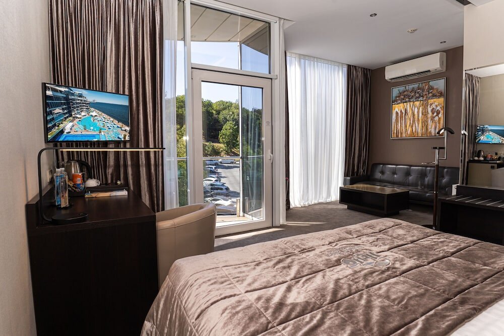 Двухместный номер Superior с балконом и с видом на город NEMO Hotel Resort & SPA