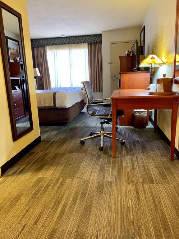 Standard Zimmer SureStay Plus Hotel by Best Western Lawton