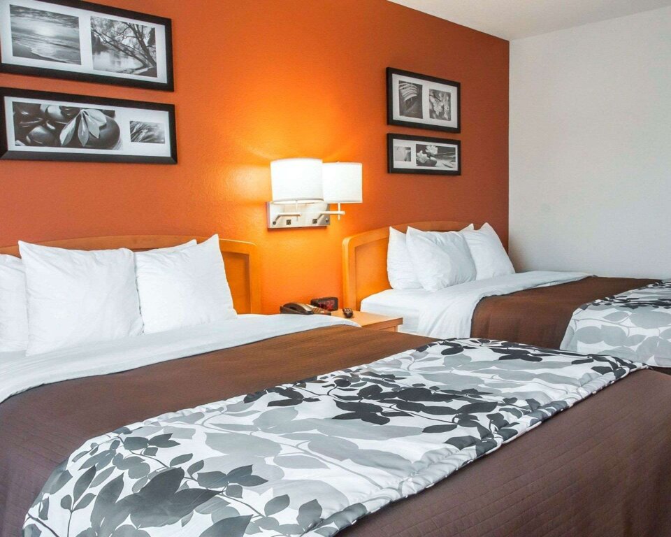 Четырёхместный номер Standard Sleep Inn & Suites Lake of the Ozarks