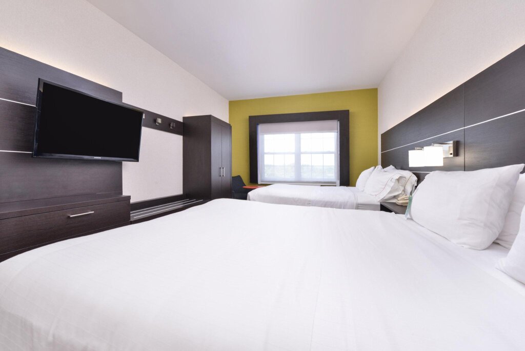 Standard Quadruple room Holiday Inn Express Mystic, an IHG Hotel