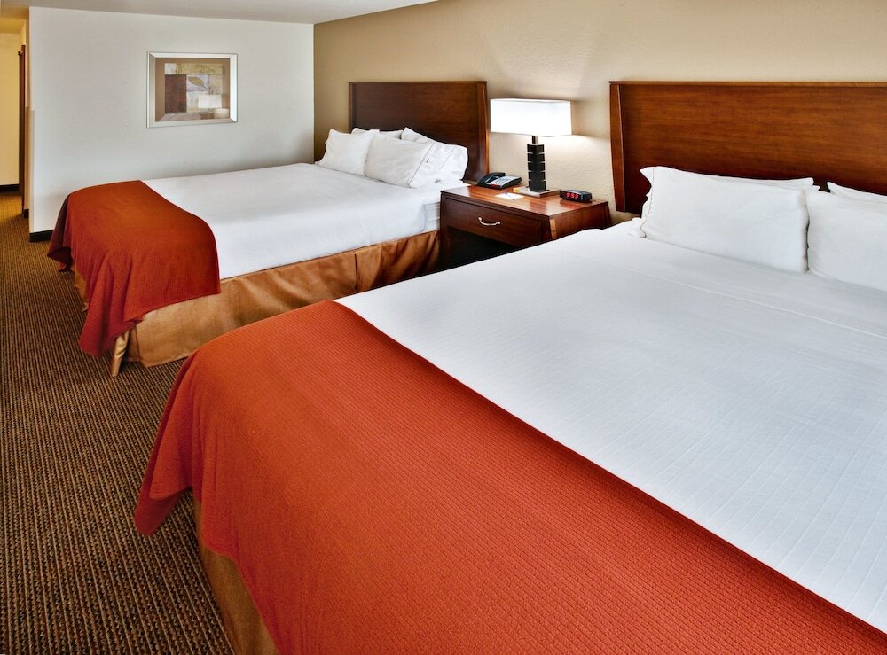 Четырёхместный номер Standard Holiday Inn Express Hotel & Suites - Dubuque West, an IHG Hotel