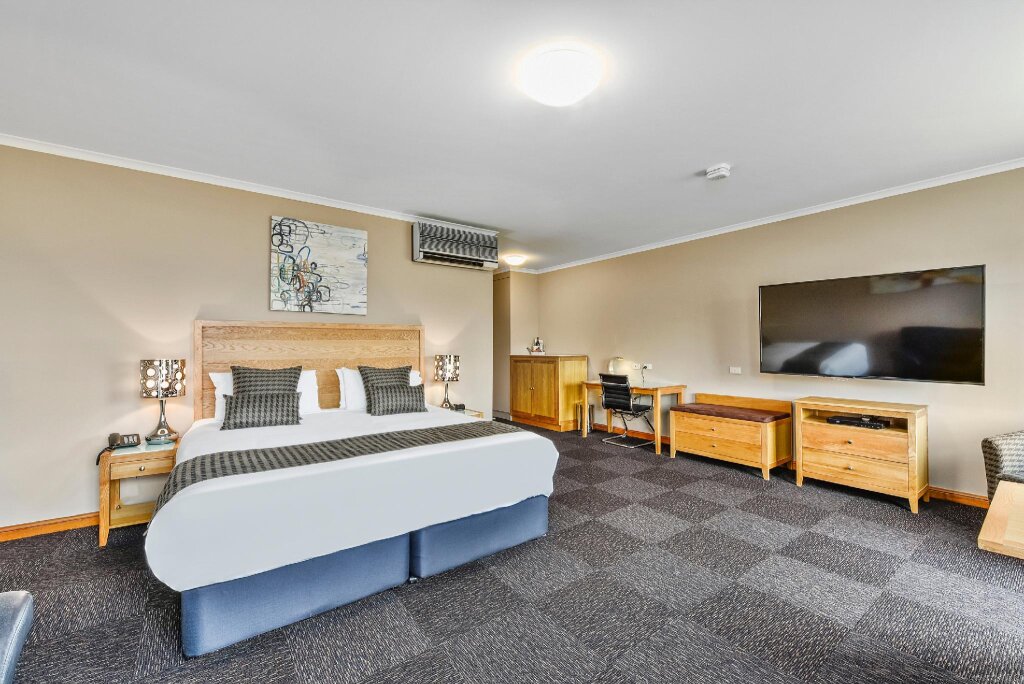 Кровать в общем номере Southgate Motel