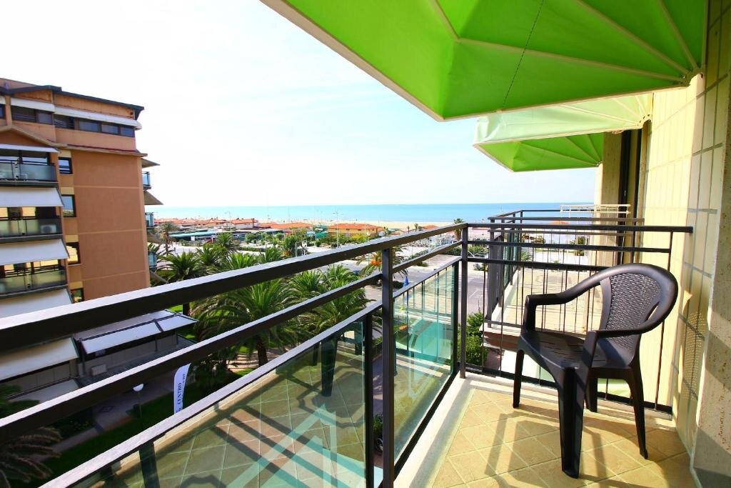 Трёхместный номер Standard с балконом и с частичным видом на море Hotel Siesta
