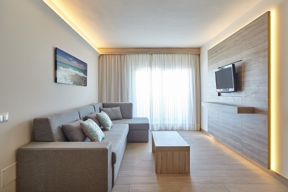 Люкс с балконом и с частичным видом на море Sol Bahía Ibiza Suites