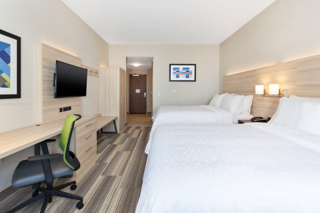 Standard Quadruple room Holiday Inn Express & Suites - Grand Rapids Airport - South, an IHG Hotel