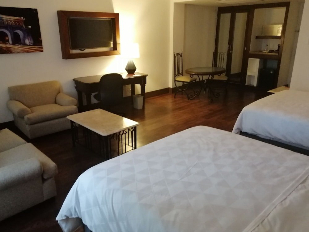 Четырёхместный номер Premium Holiday Inn Hotel & Suites Centro Historico, an IHG Hotel
