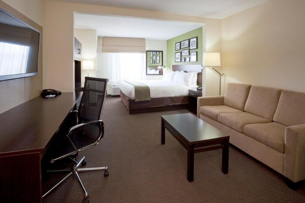 Suite Holiday Inn Express Hotel & Suites Rogers, an IHG Hotel