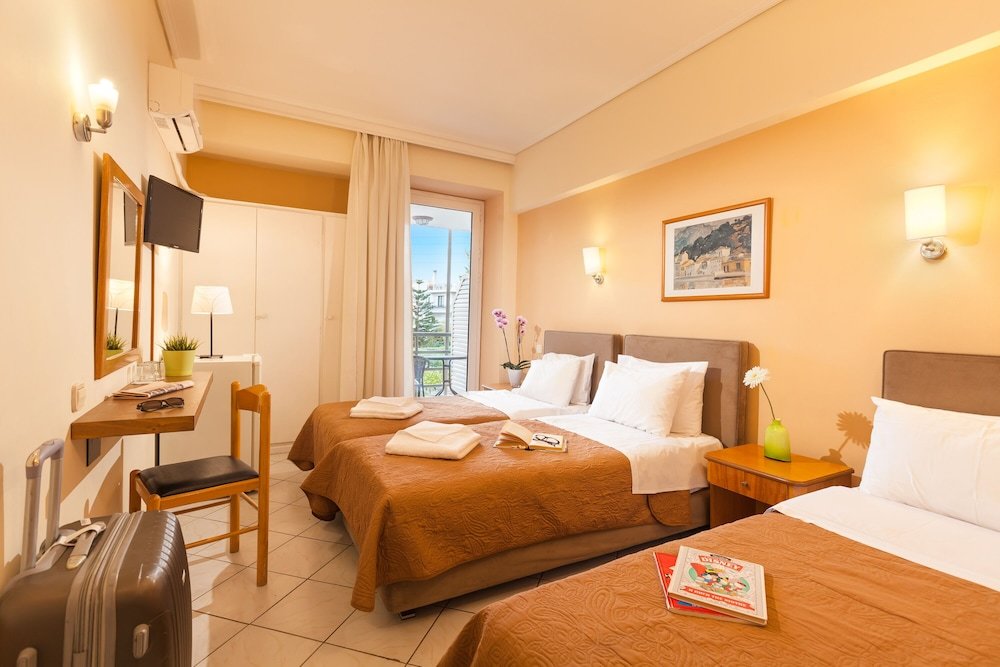 Standard triple chambre avec balcon Minavra Hotel