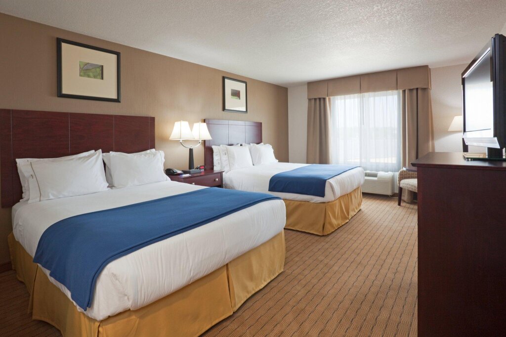 Двухместный номер Standard Holiday Inn Express Hotel & Suites Antigo, an IHG Hotel