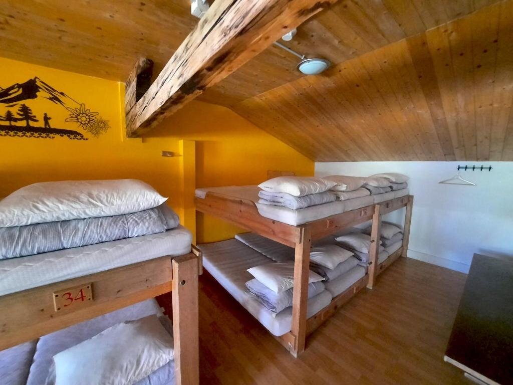 Кровать в общем номере Mountain Hostel Gimmelwald