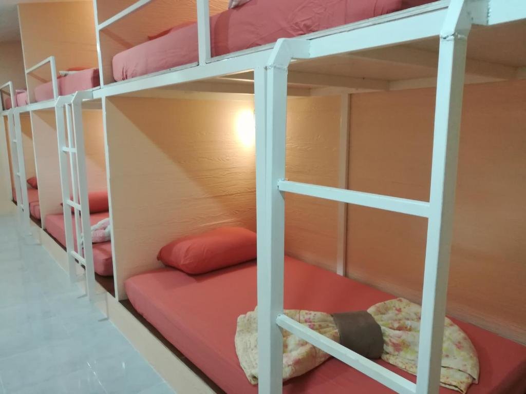 Кровать в общем номере Koh Mook Hostel