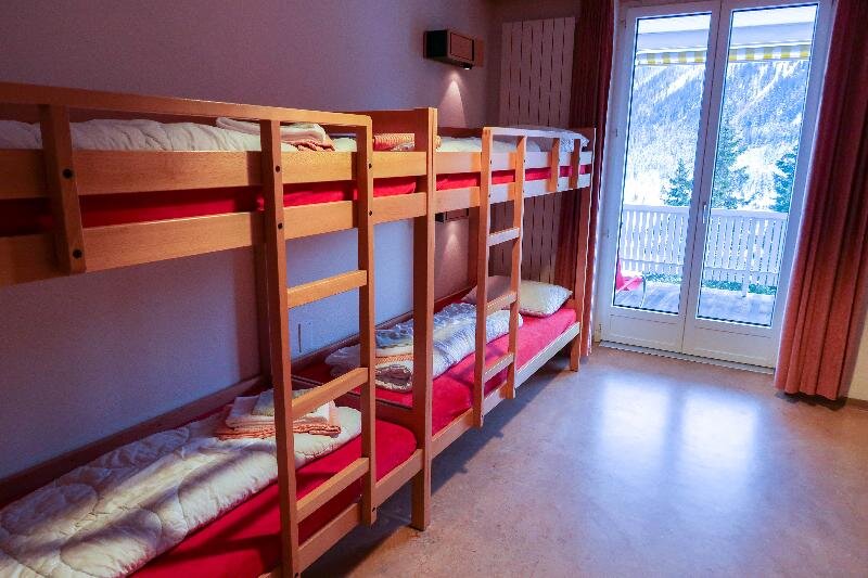 Кровать в общем номере с балконом Davos Youth Hostel