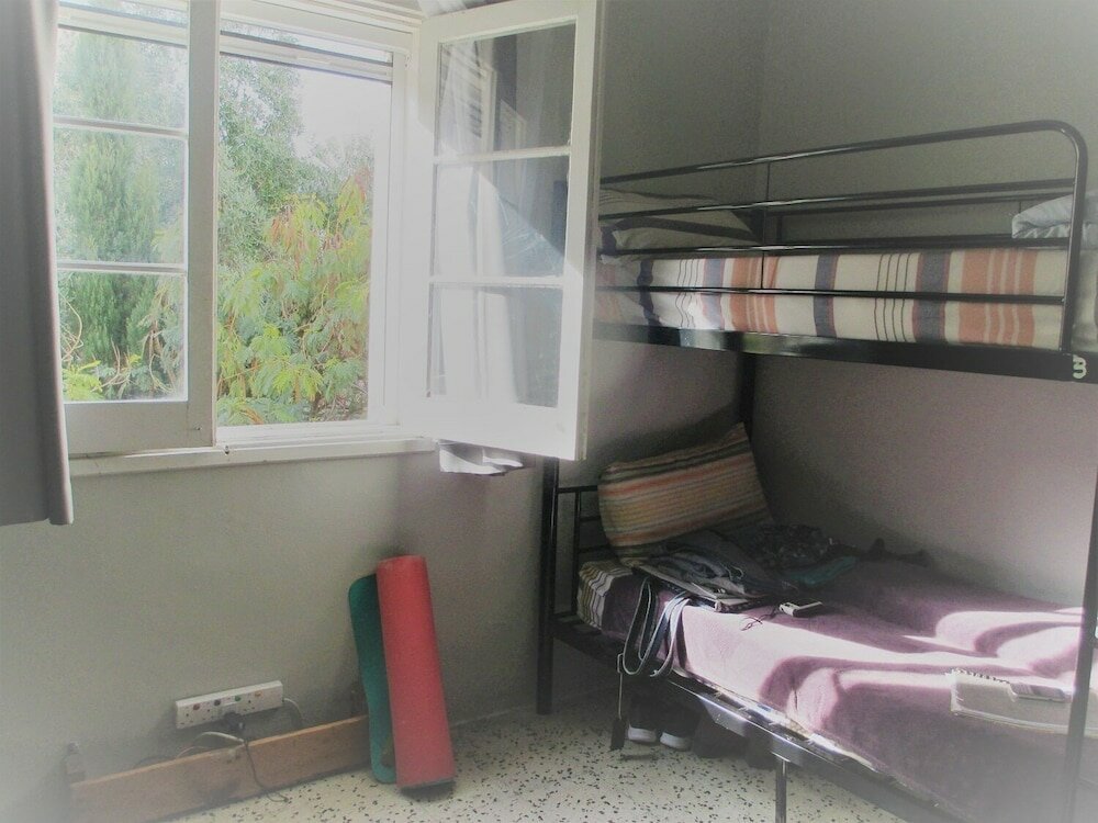 Cama en dormitorio compartido con balcón Boho Hostel