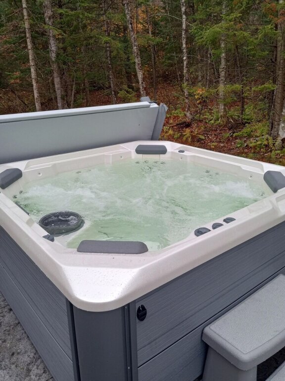 Cabaña The Mendon House - Outdoor Hot Tub - Minutes To Killington/pico 3 Bedroom Home by Redawning