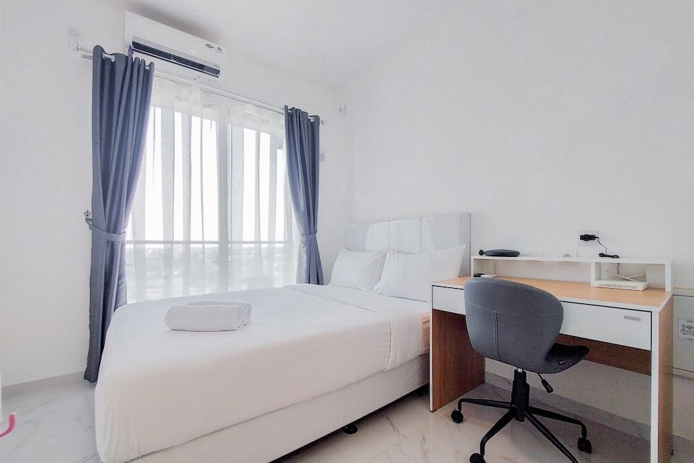 Апартаменты Deluxe Warm And Simply Look Studio Room Sky House Bsd Apartment