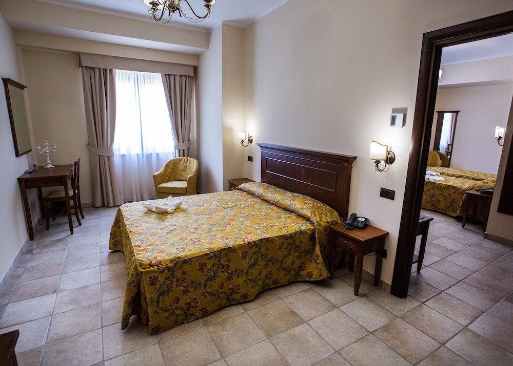 Quadruple room Fontanella Hotel