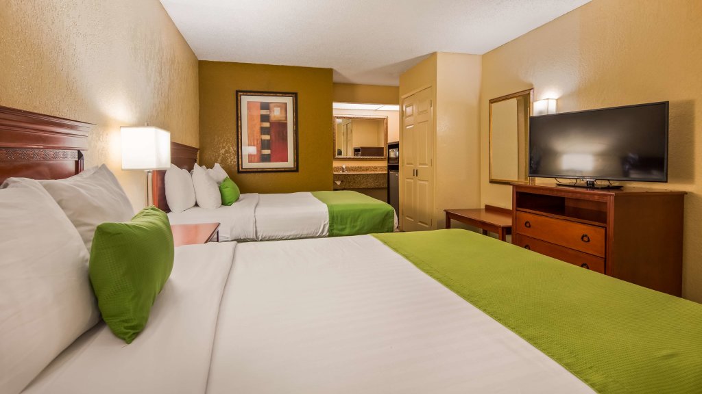 Четырёхместный номер Standard Best Western Orlando East Inn & Suites