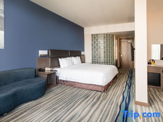 Suite with street view Holiday Inn Express Shenyang North Station, an IHG Hotel
