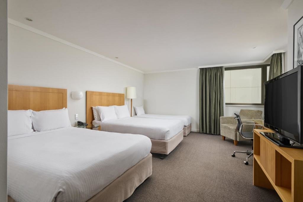 Трёхместный номер Premium Crowne Plaza Perth, an IHG Hotel