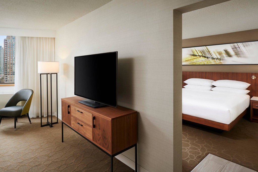 Двухместный люкс c 1 комнатой с видом на город Delta Hotels by Marriott Toronto Mississauga