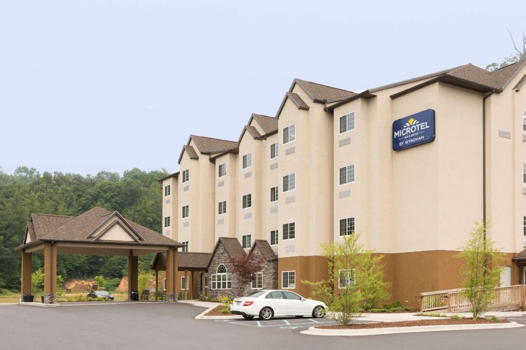 Кровать в общем номере Microtel Inn & Suites By Wyndham Sylva Dillsboro Area