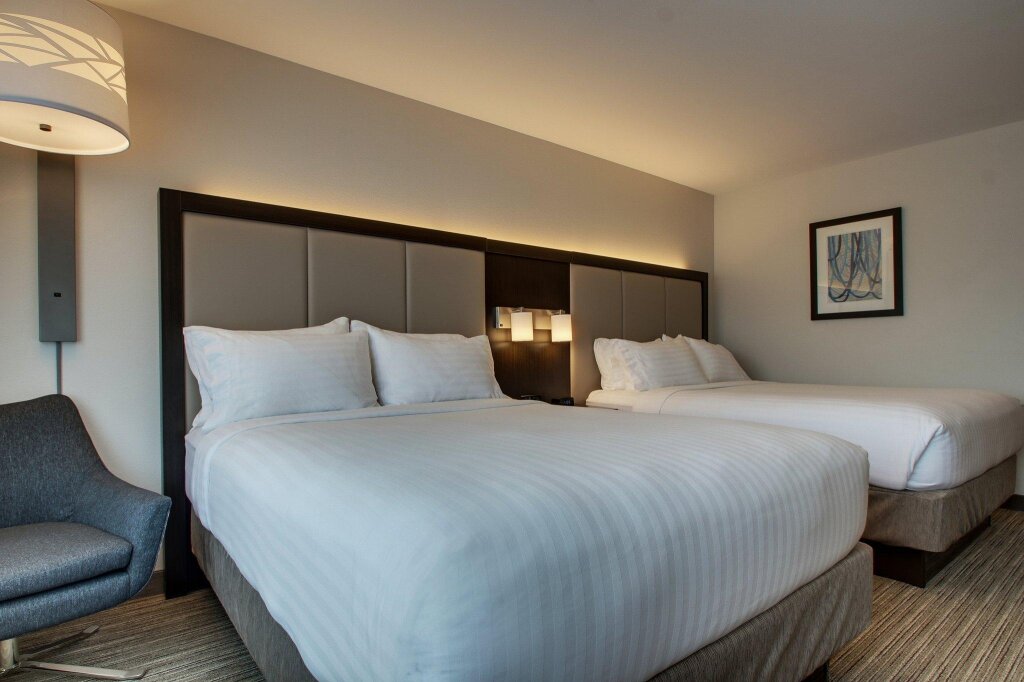 Четырёхместный номер Standard Holiday Inn Express & Suites - Mount Vernon, an IHG Hotel