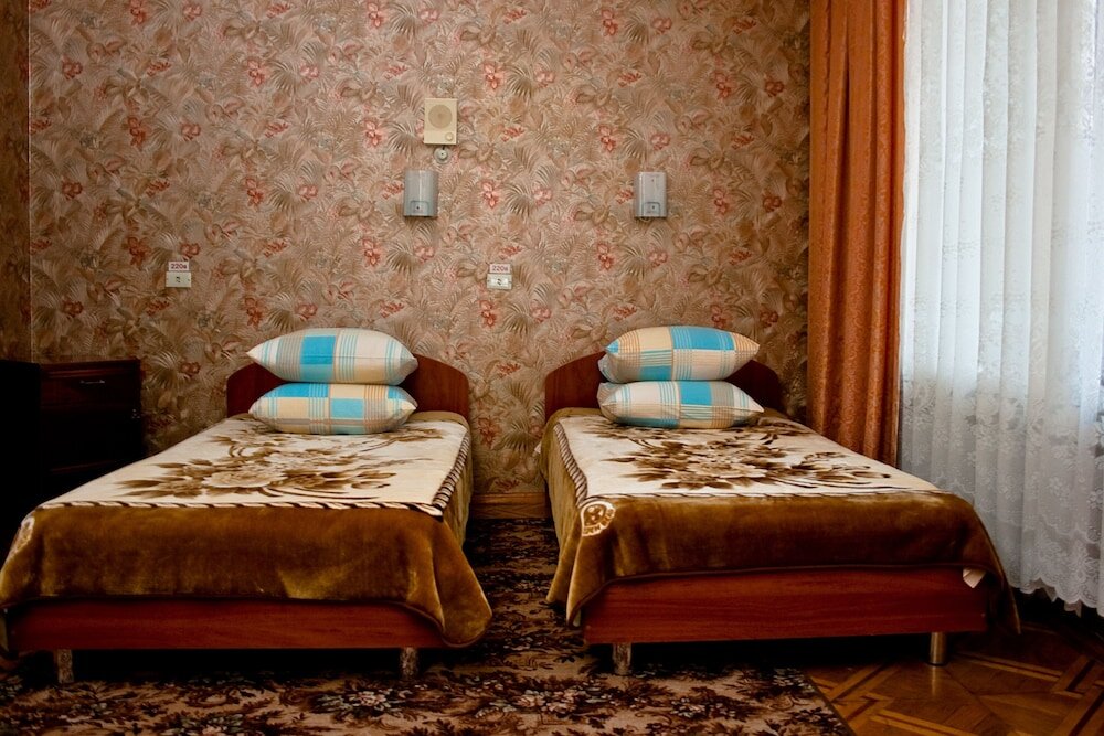 Économie triple chambre 2 chambres Vue sur le parc Zhovtneviy Hotel