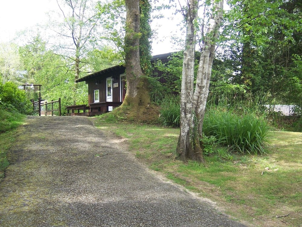 Бунгало с 2 комнатами с балконом Honeysuckle Lodge set in a Beautiful 24 acre Woodland Holiday Park