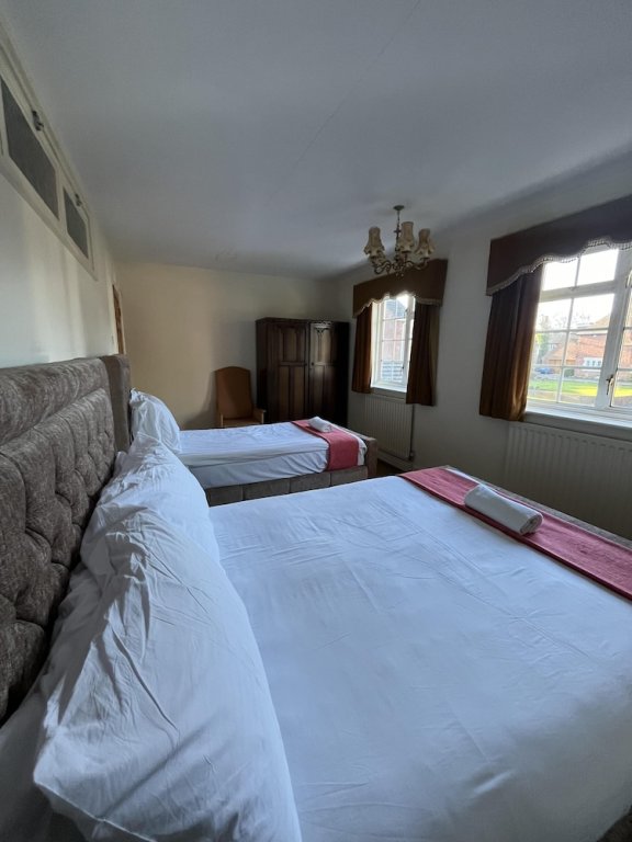 Hütte Lovely 10-Bed House in Birmingham with a big drive