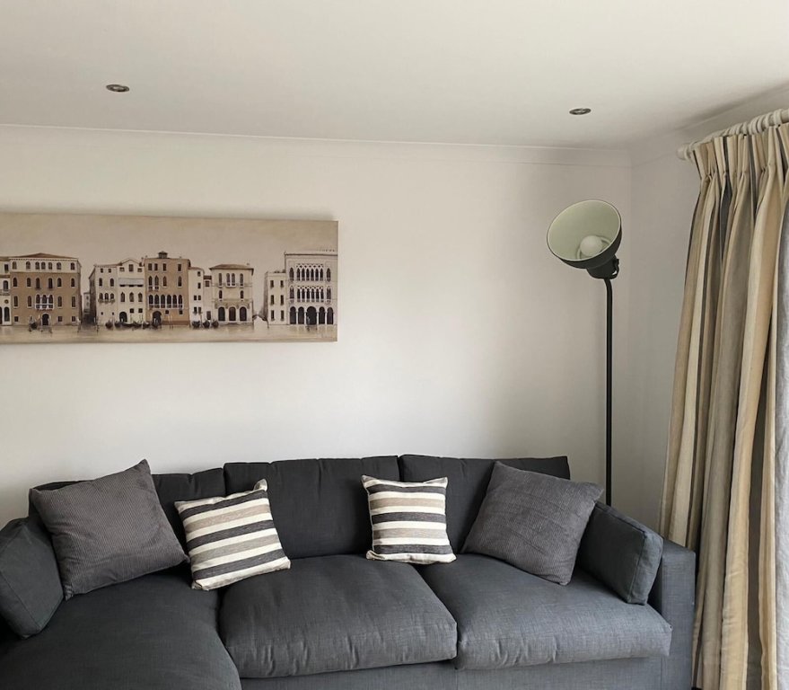 Apartamento 2 dormitorios con balcón y con vista al río Penthouse Waterfront Apartment - St Neots